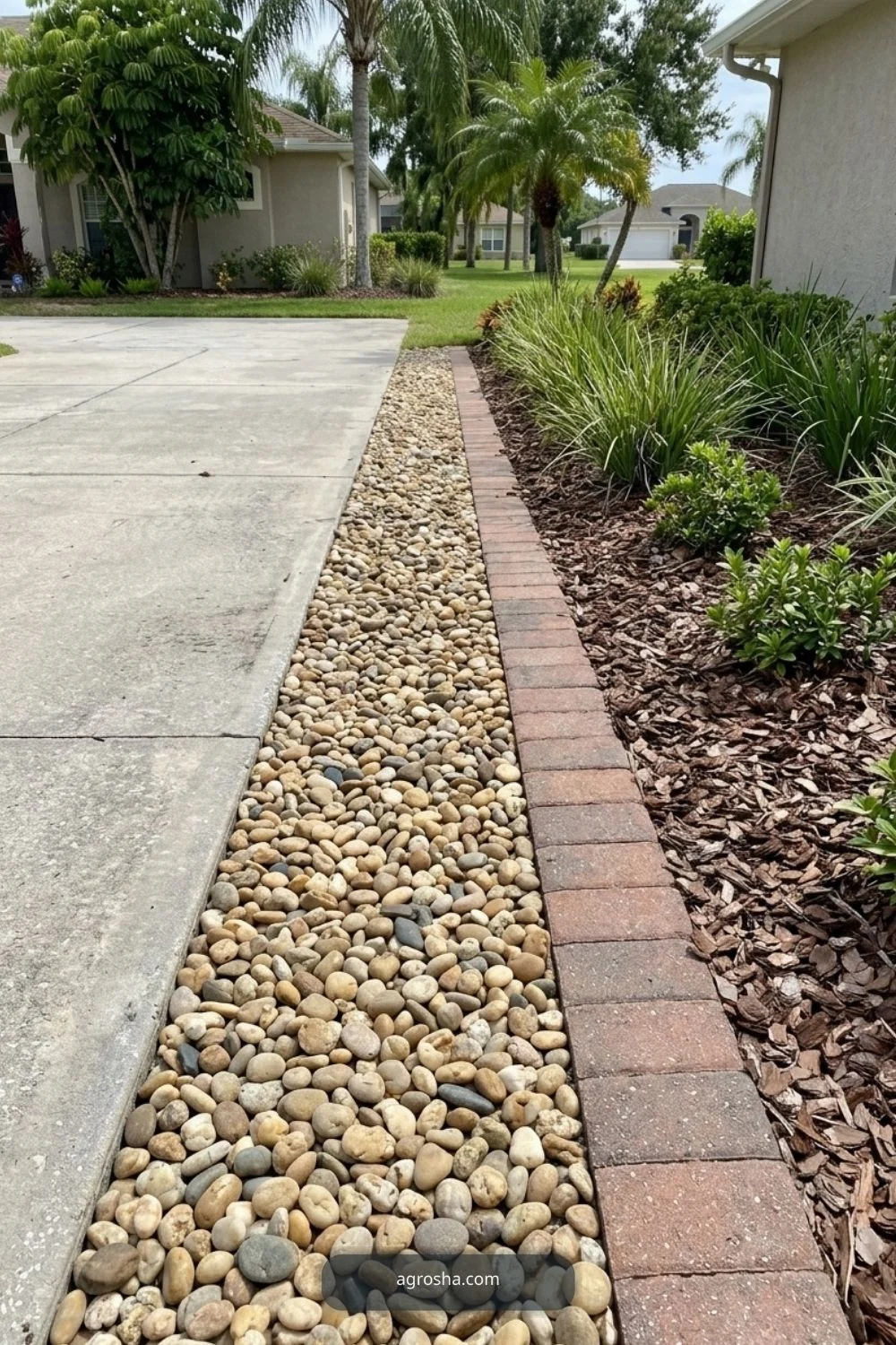 Florida driveway border showing gravel transition strip beside pavers