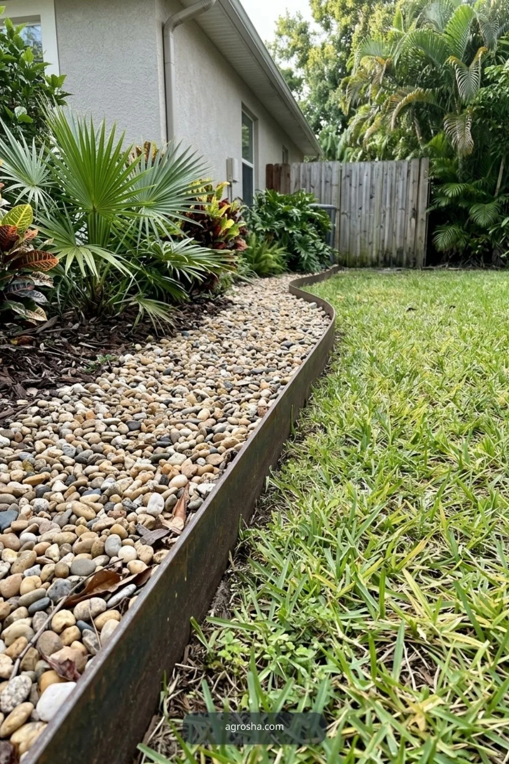Florida landscape edging example showing tall metal edge for gravel beds