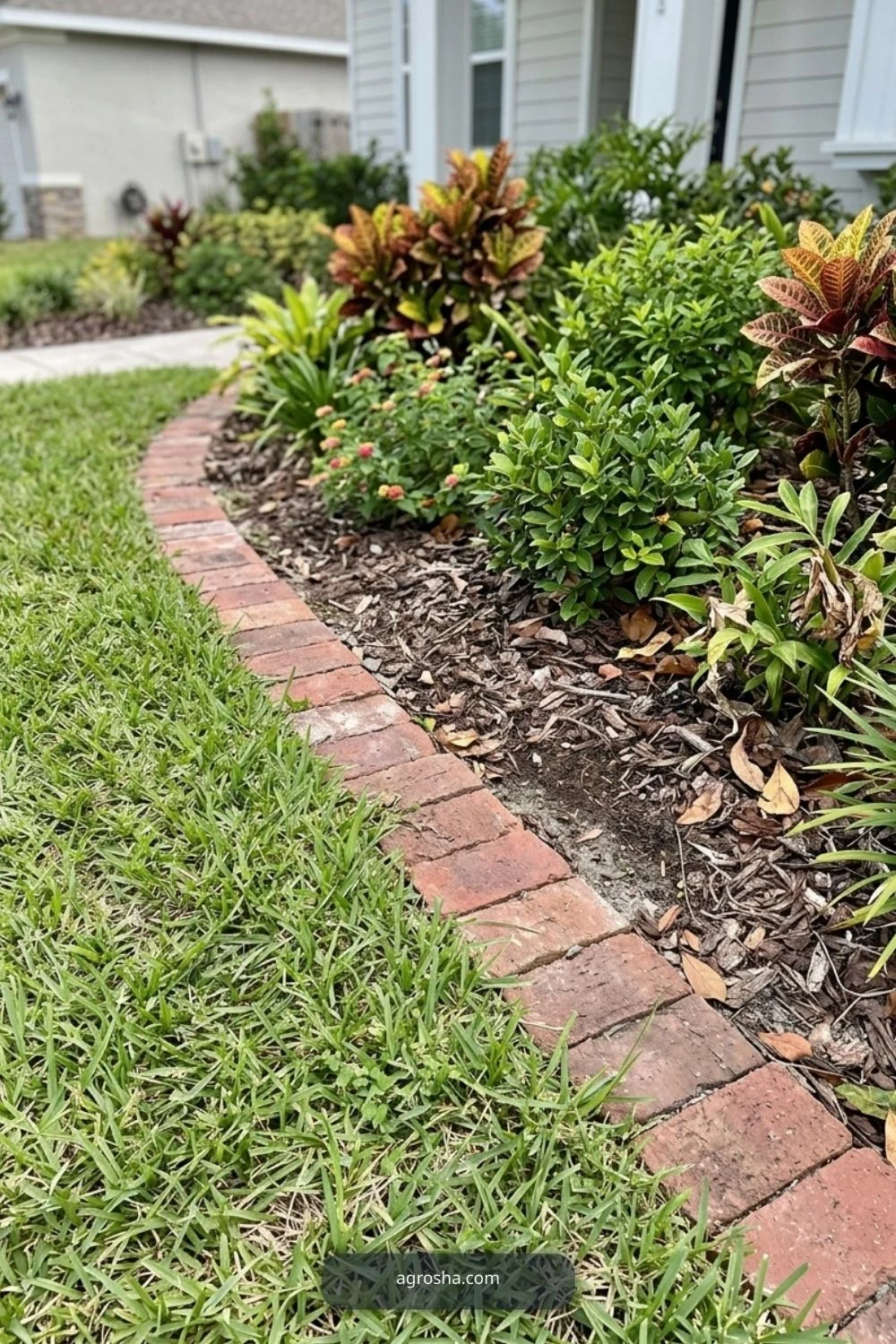 Florida landscape edging example showing flat brick mowing edge