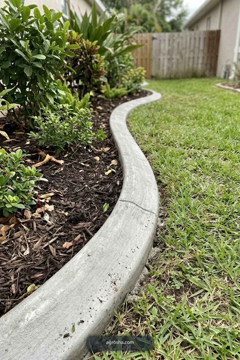 Florida landscape edging example showing poured concrete curb