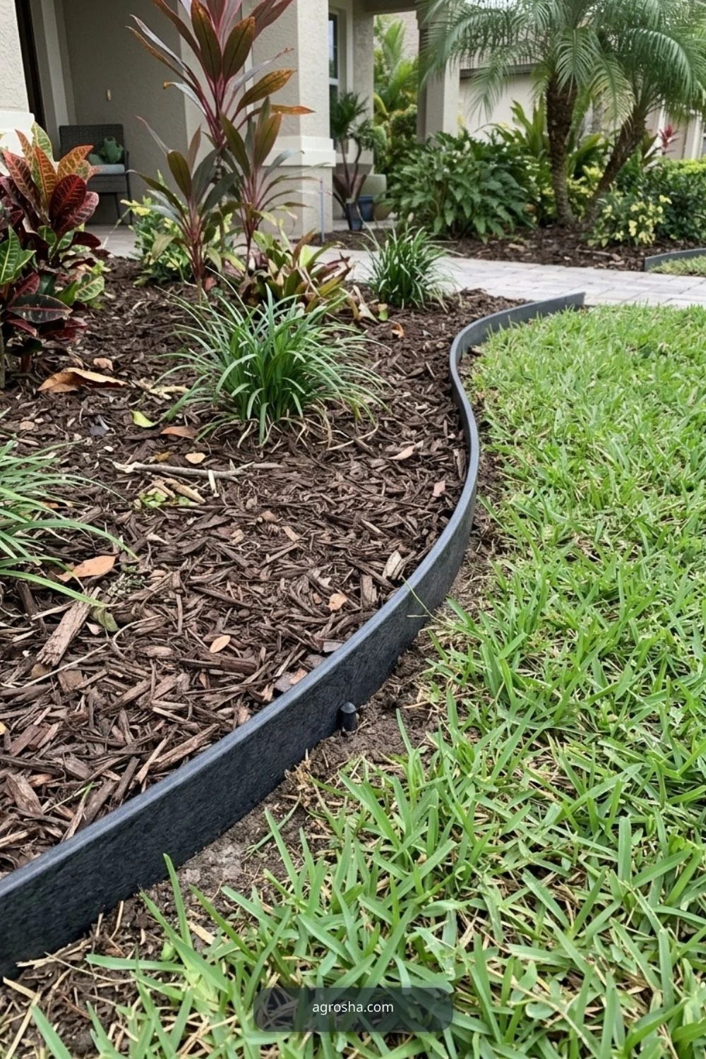 Florida landscape edging example showing low-profile recycled plastic edge