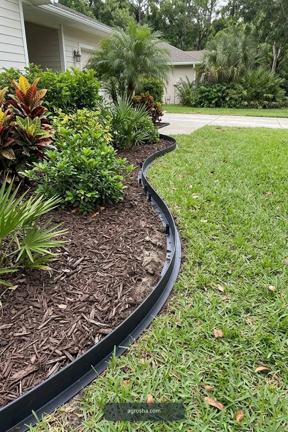 Florida landscape edging example showing no-dig flexible border