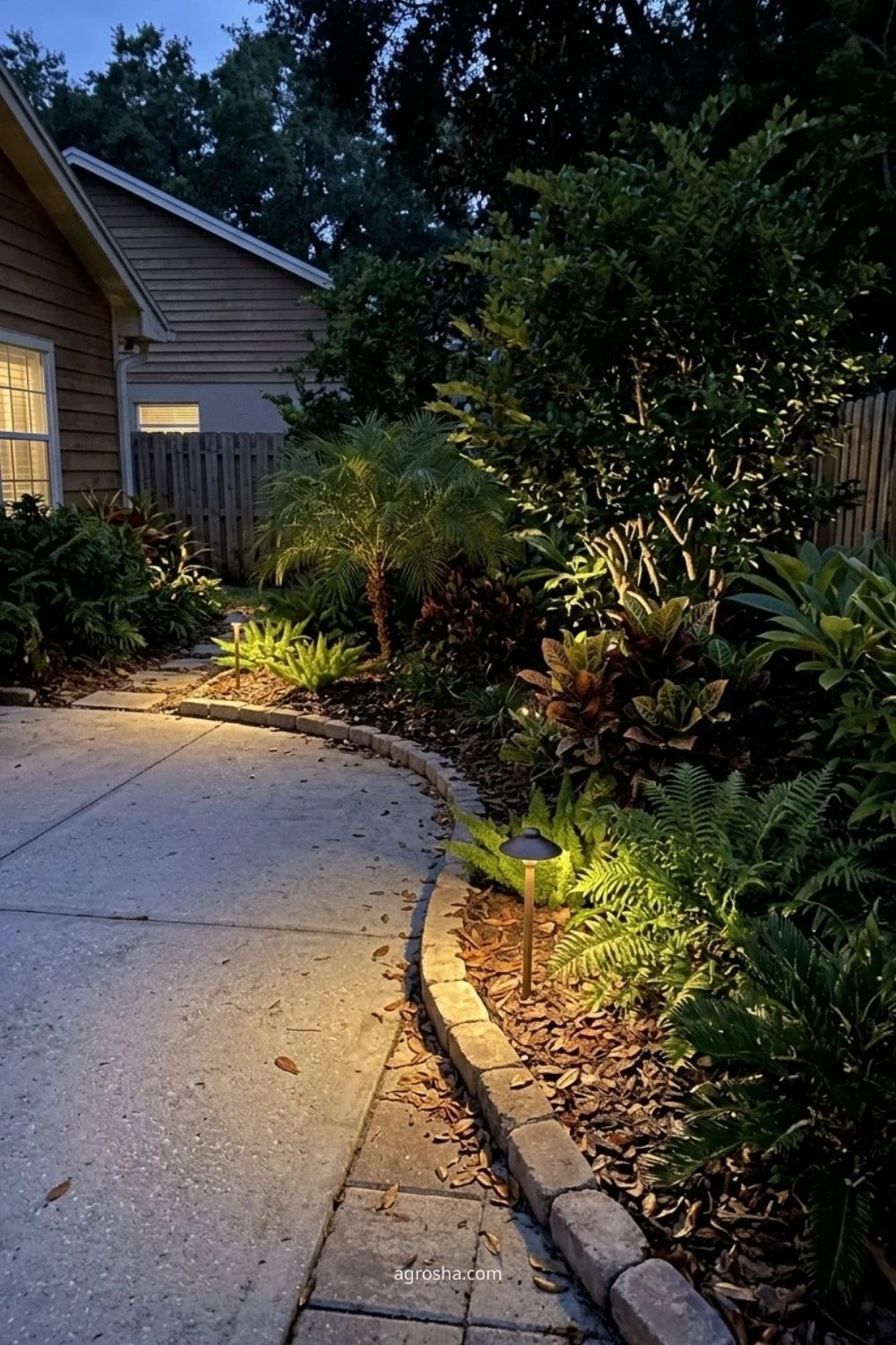 Florida garden lighting example showing patio perimeter lighting