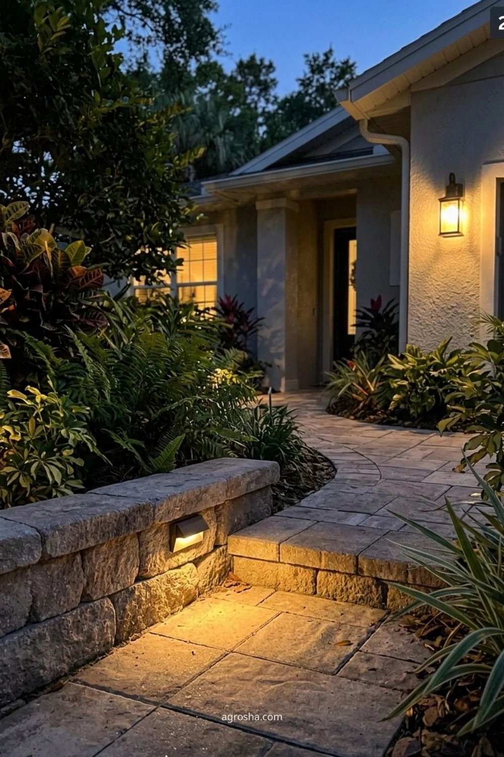 Florida garden lighting example showing step-down light at a retaining wall