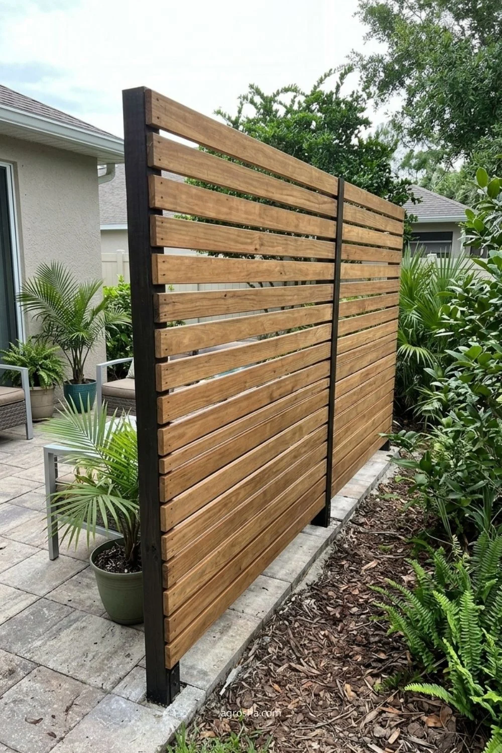 Florida privacy screen example showing horizontal wood slat screen