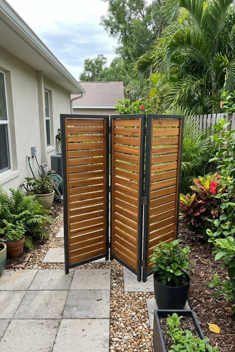 Florida privacy screen example showing freestanding folding screen
