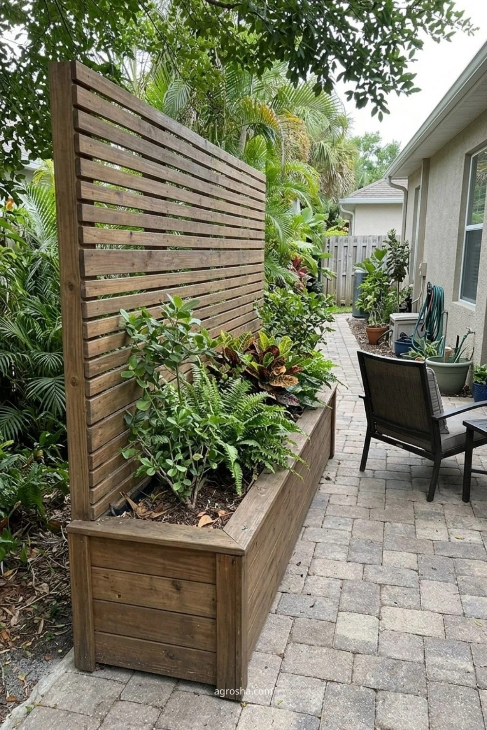 Florida privacy screen example showing planter box with built-in screen