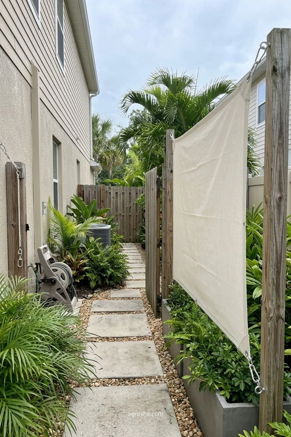Florida privacy screen example showing fabric sail used as a side screen