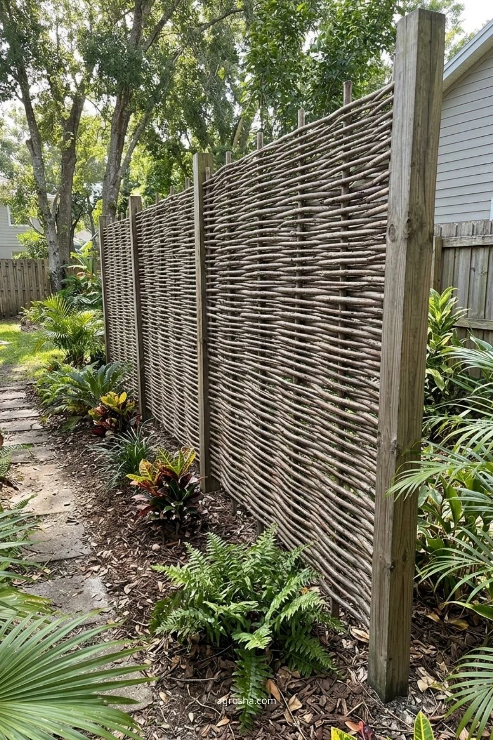 Florida privacy screen example showing woven wattle panel