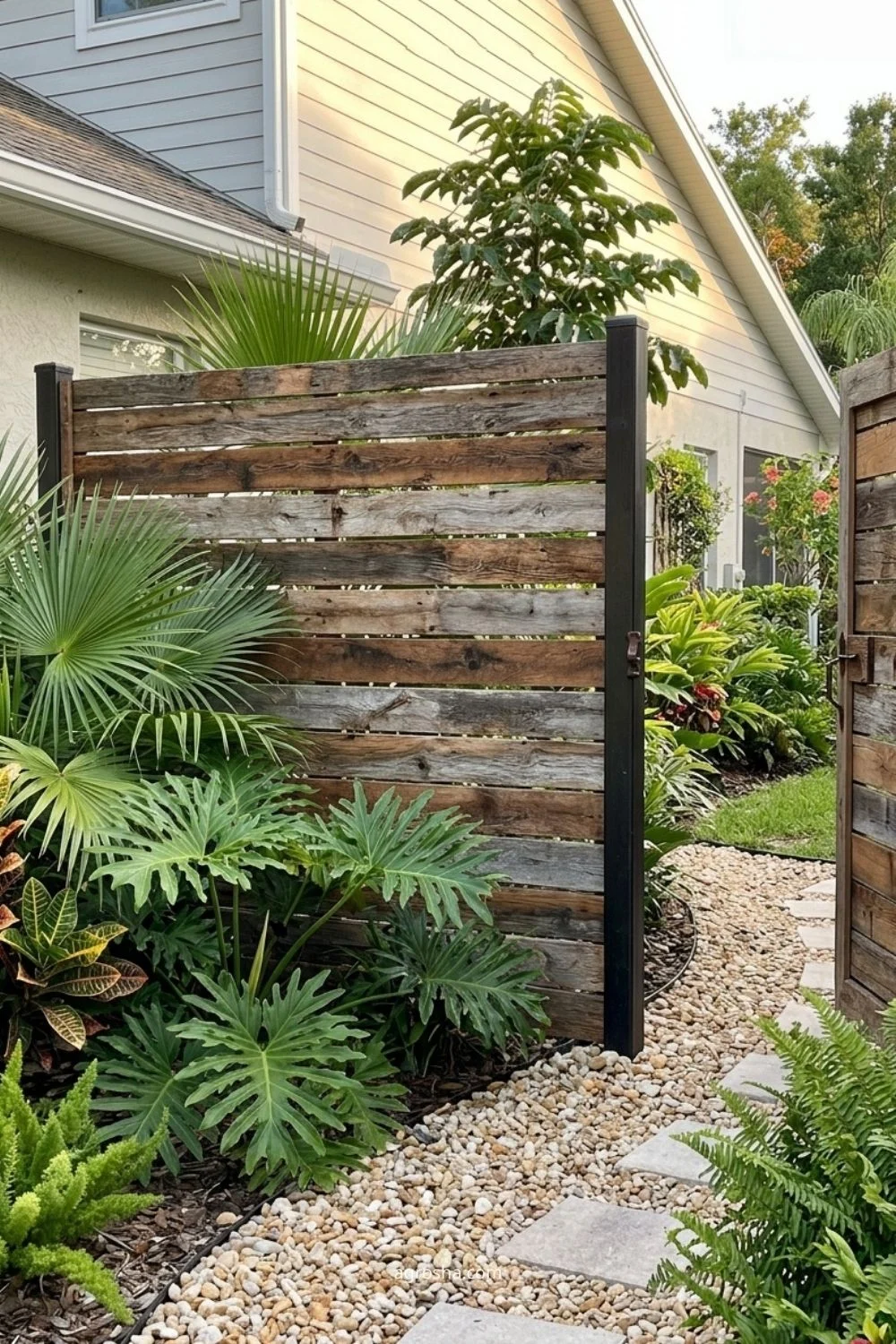 Florida privacy screen example showing reclaimed wood slat screen