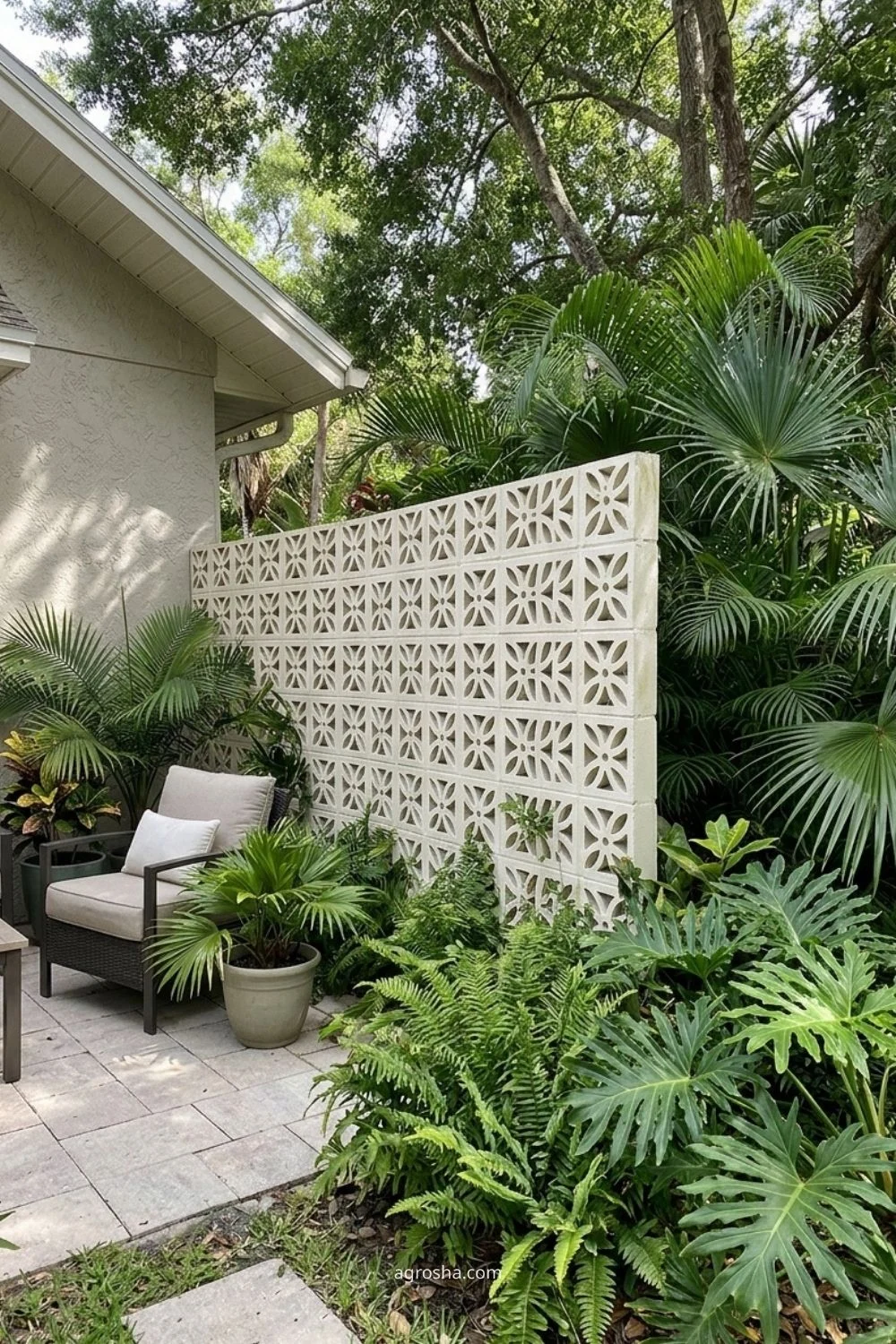 Florida privacy screen example showing painted cinder-block screen