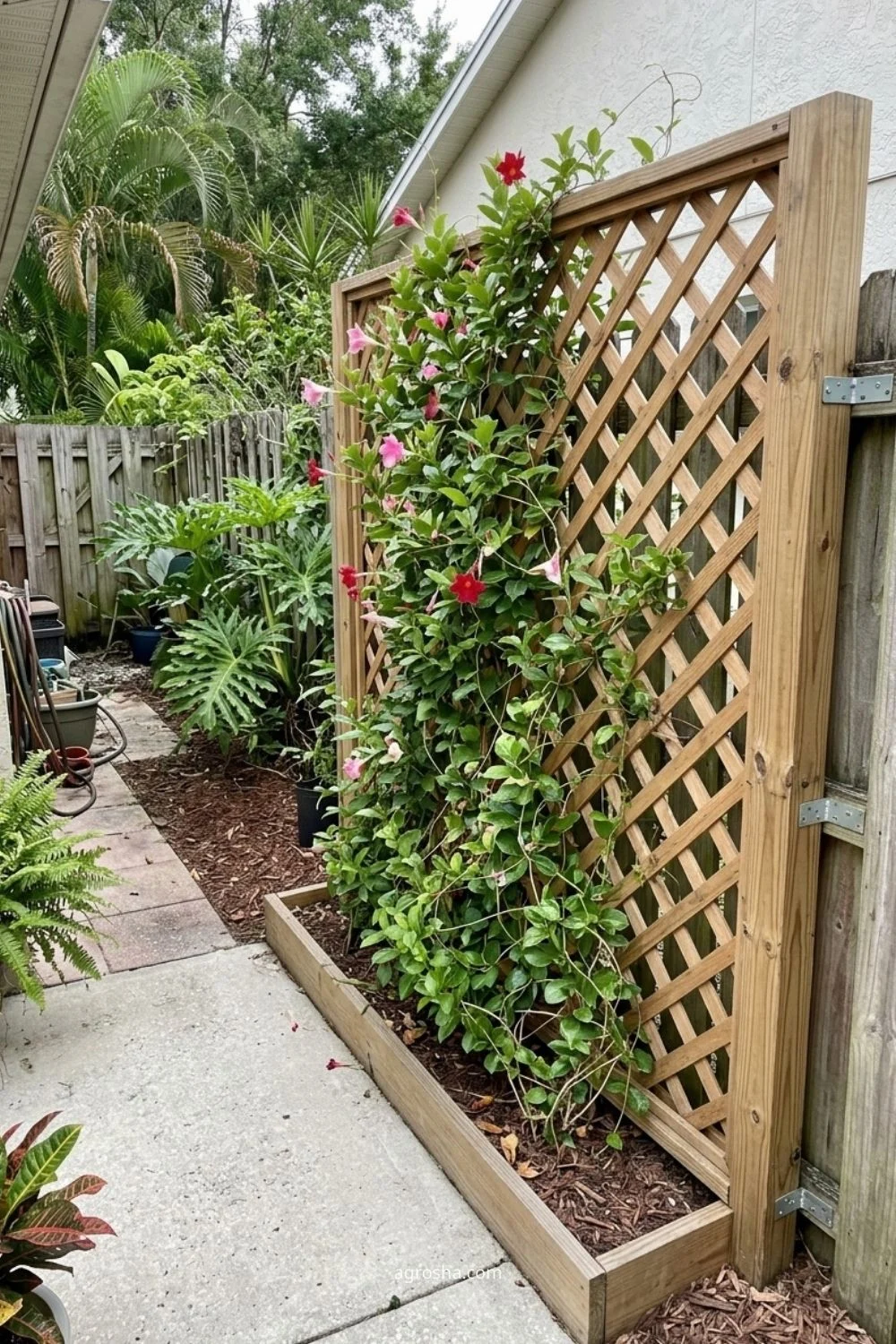 Florida garden trellis example showing wood lattice for medium-weight vines
