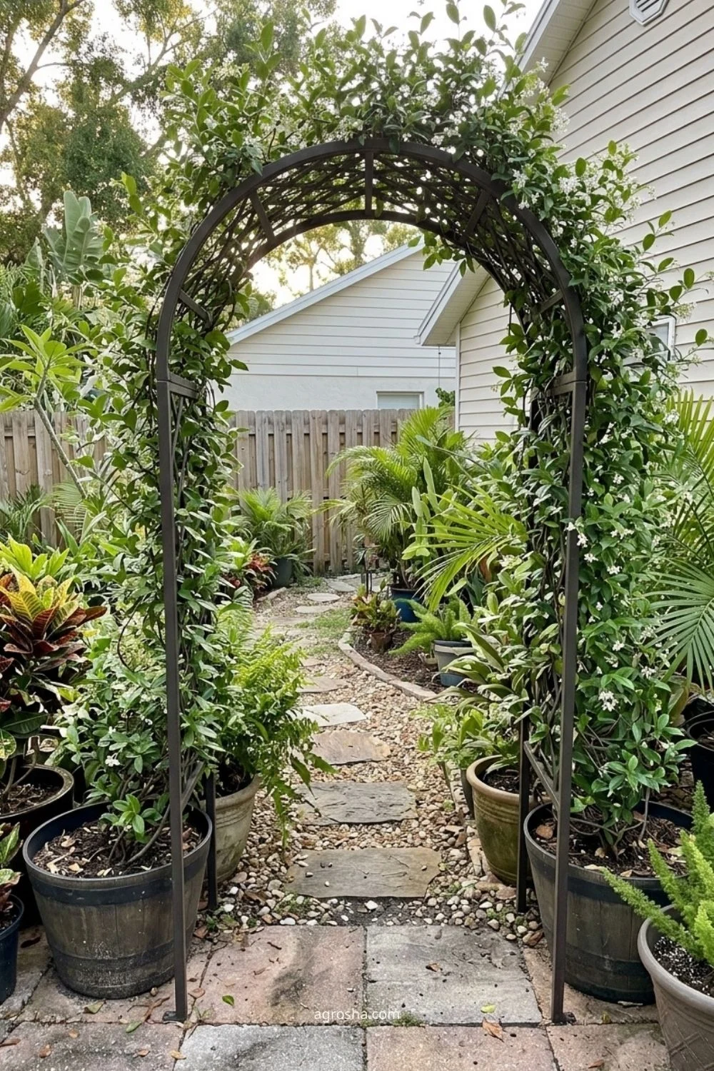Florida garden trellis example showing arch trellis for a garden entrance