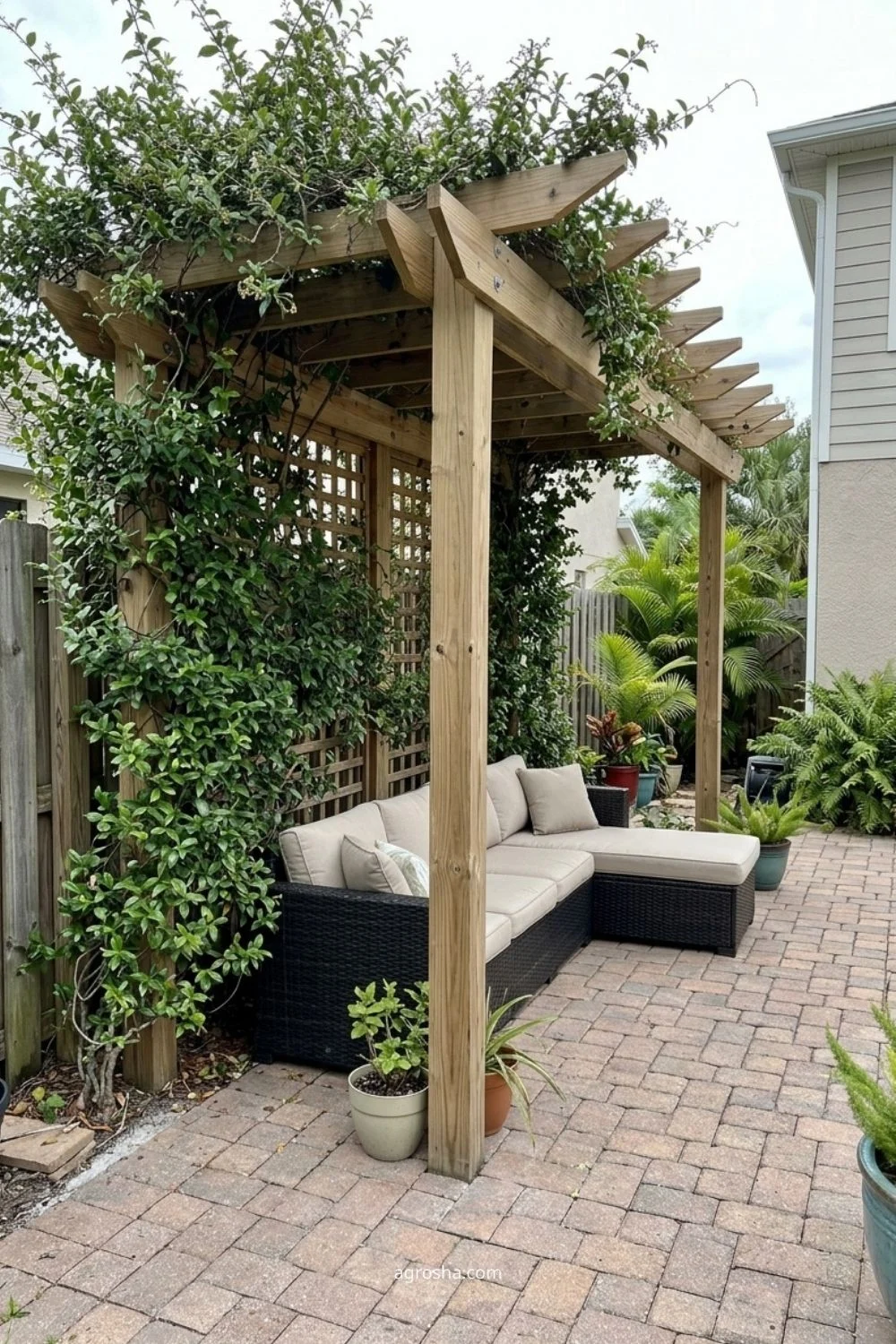 Florida garden trellis example showing pergola-style trellis over a seating edge