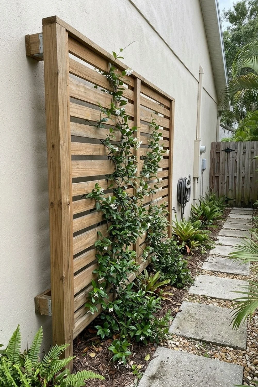 Florida garden trellis example showing horizontal slat trellis with vine gaps
