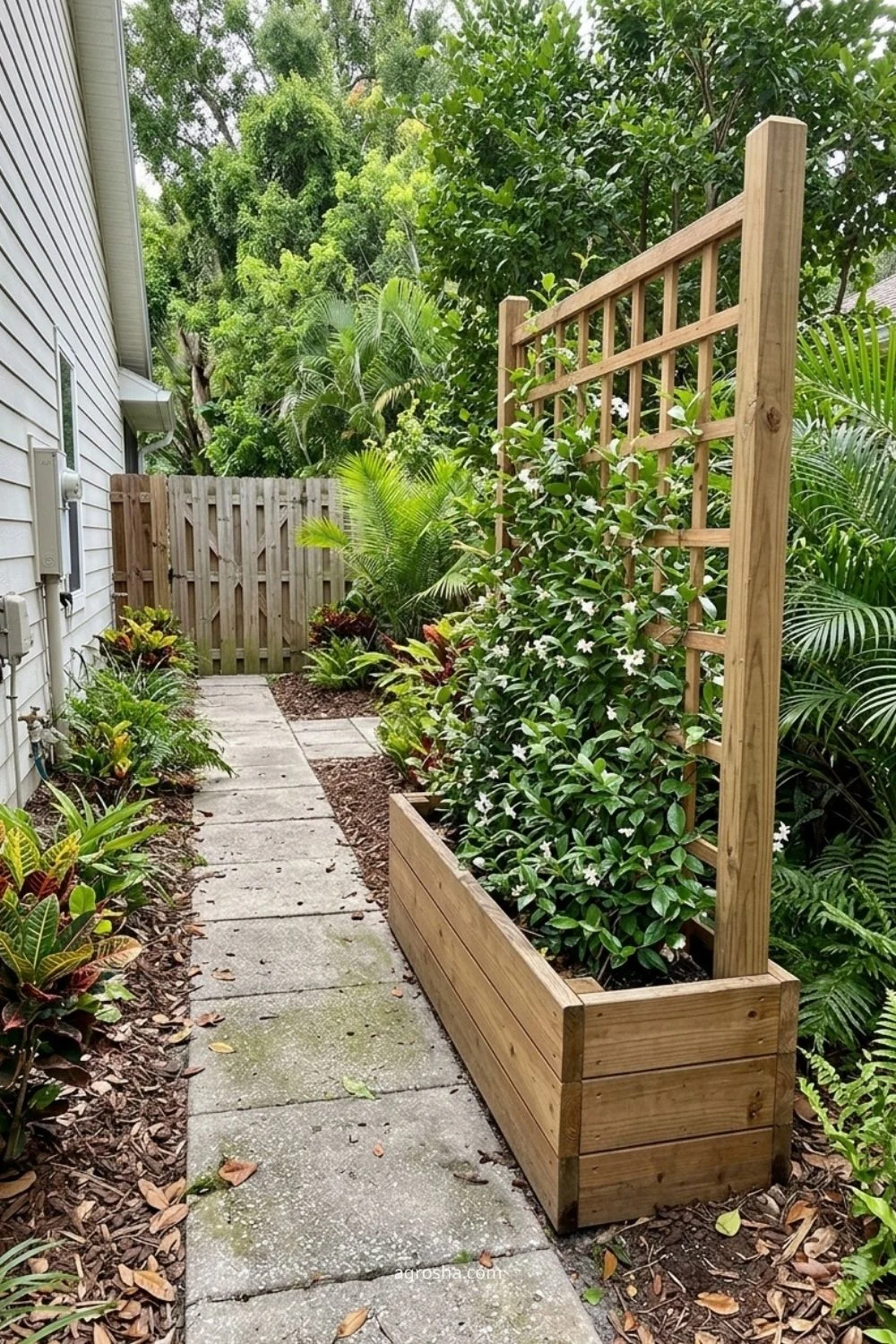 Florida garden trellis example showing trellis with integrated planter box